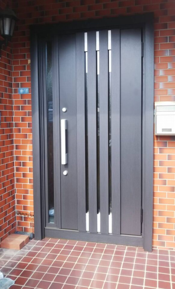 重厚感のあるスタイリッシュな印象の木目調のドアに大変身！/長崎市