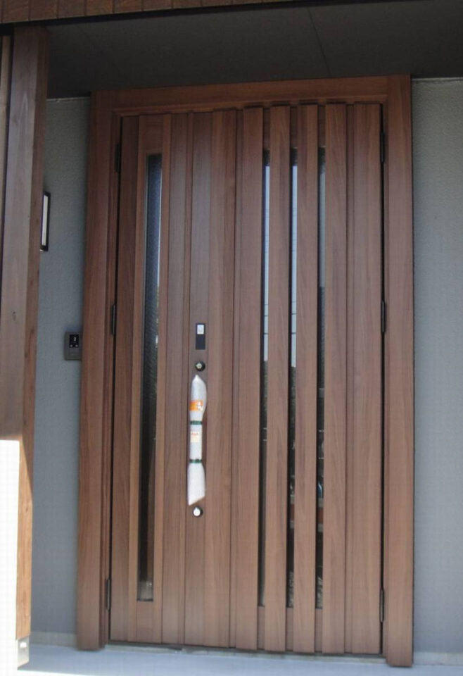 スリットのガラスから自然の光が入る明るい玄関に「リシェント」/佐世保市