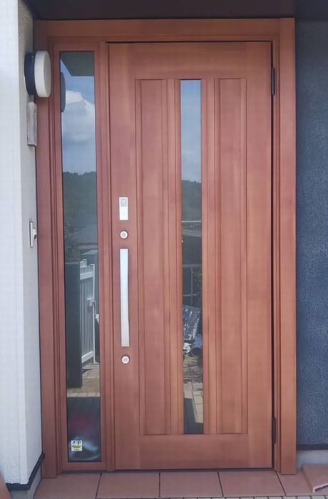 シックな雰囲気から自然なあたたかみのある木目調のドアへ「リシェント」/大村市