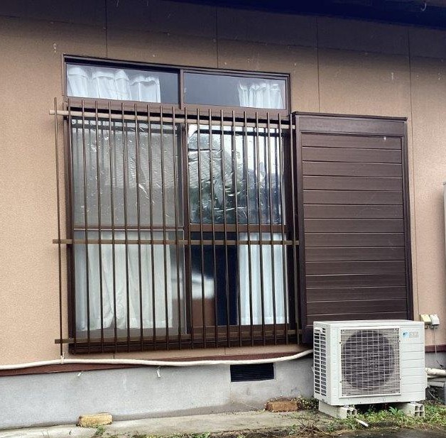 防犯、転落防止に。雨戸付きサッシに格子を取付　/諫早市