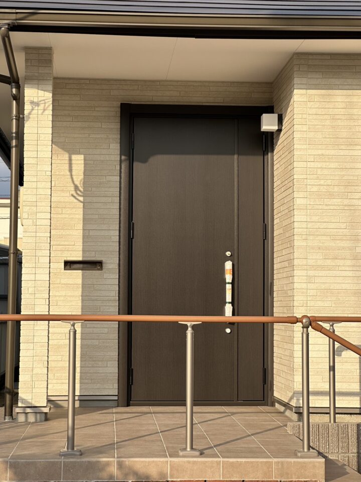 シンプルな落ち着きのある木目調のドアへ「リシェント」/長崎県