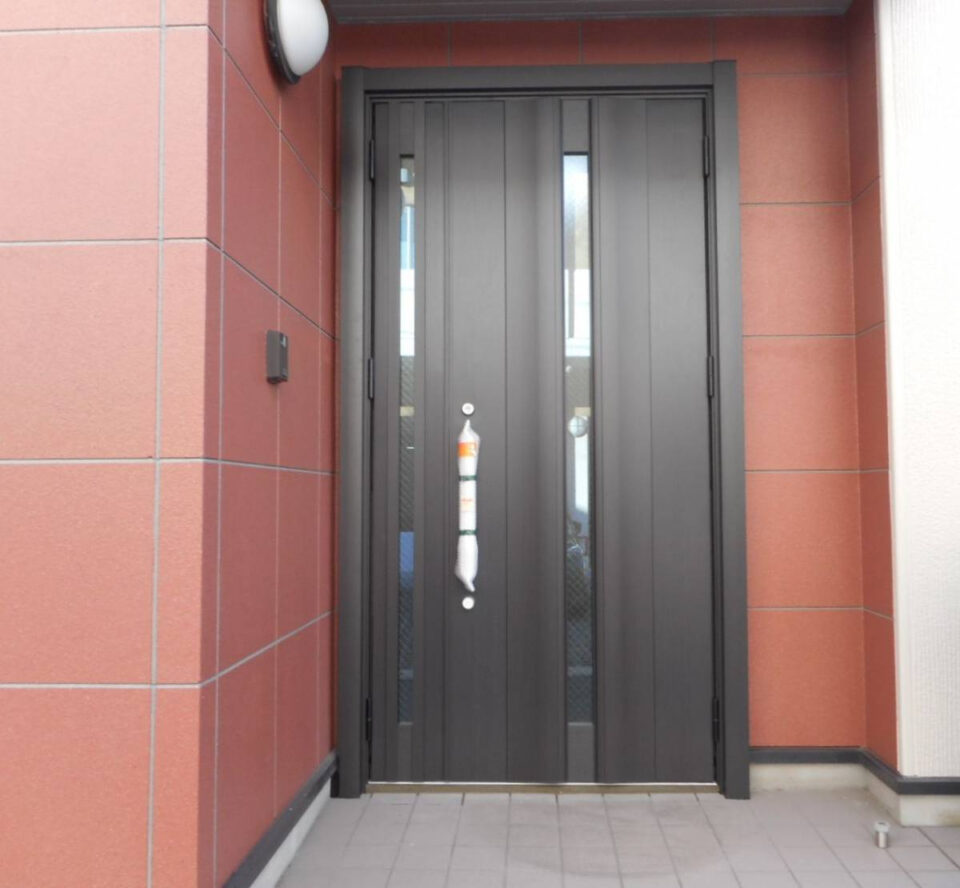 シンプルでスタイリッシュな印象の玄関ドアに大変身！「リシェント」/長崎県