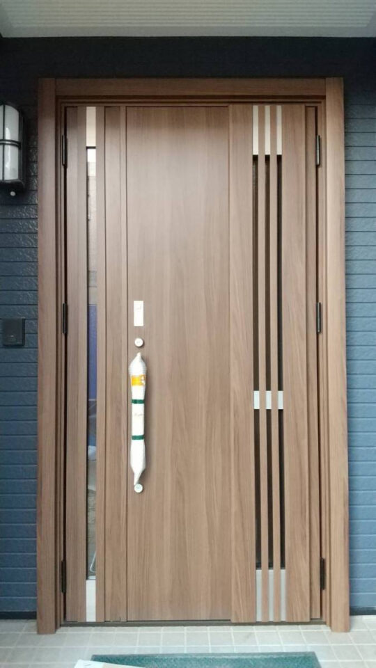 アルミ色から木目調の温かみあるドアへ「リシェント」/長崎県