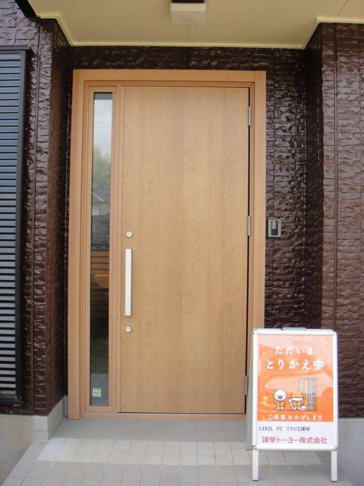 アルミ色からイメージ一新！木目調ドア「リシェント」/大村市