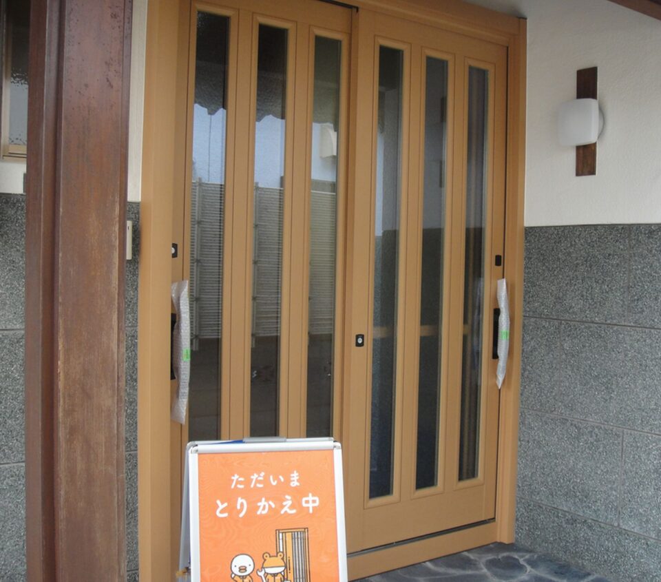 和風の住まいに合わせた木目調の玄関引戸に「リシェント」/ 諫早市