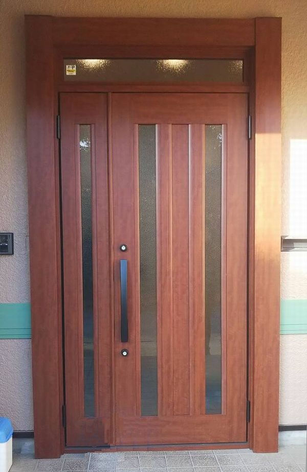 シックな雰囲気から温かみのある玄関ドアに大変身「リシェント」/島原市