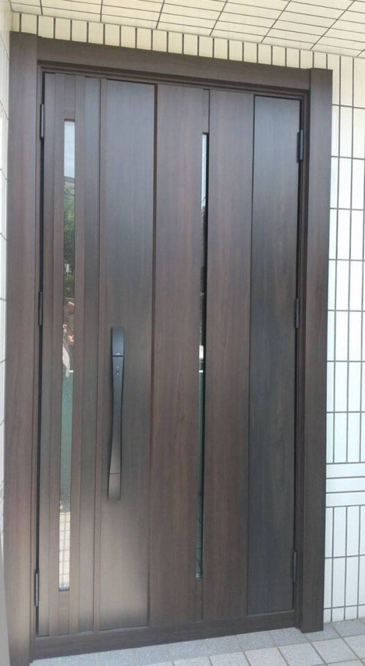 壁を壊さず1日で完了！20数年愛用の玄関が木目調の「リシェント」で大変身/大村市